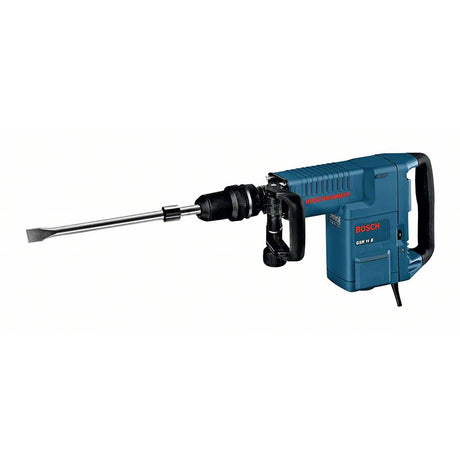 Der Bosch GSH 11 E Professional SDS-max Schlaghammer von Bosch verfügt über einen langen Flachmeißel, einen schwarzen Griff, ein sichtbares Netzkabel und ist ideal für Abbrucharbeiten an Beton.