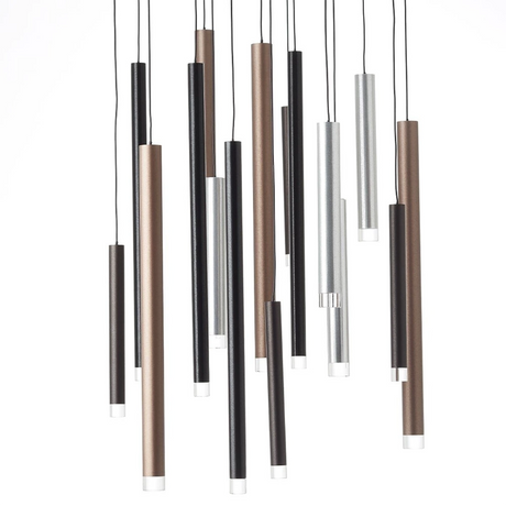 Die Brilliant Living Cembalo 16-flammig LED-Pendelleuchte von Brilliant verfügt über mehrere dimmbare, energieeffiziente Leuchten mit langen, zylindrischen braunen/kaffeefarbenen Schirmen, die in verschiedenen Höhen vor einem weißen Hintergrund hängen.