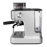 Die H.Koenig Espressomaschine mit Mahlwerk EXPRO980 besticht durch ihr modernes silbernes Design, das integrierte Mahlwerk oben, die Dampfdüse vorne links und den transparenten Wassertank rechts - perfekt für echtes Barista-Erlebnis vor weißem Hintergrund.