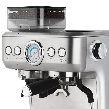 Die H.Koenig Espressomaschine mit Mahlwerk EXPRO980 bietet Edelstahl-Design, integriertes Mahlwerk, Druckmesser sowie flexible Tasten und Regler. Bohnenbehälter oben und Portafilter unten sorgen für echtes Barista-Feeling.