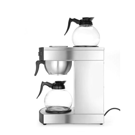 Die HENDI Filterkaffeemaschine - silber von HENDI verfügt über zwei Glaskannen sowie getrennte Warmhalteplatten - ideal als Doppelkanne-Filterkaffeemaschine für den gewerblichen Einsatz.