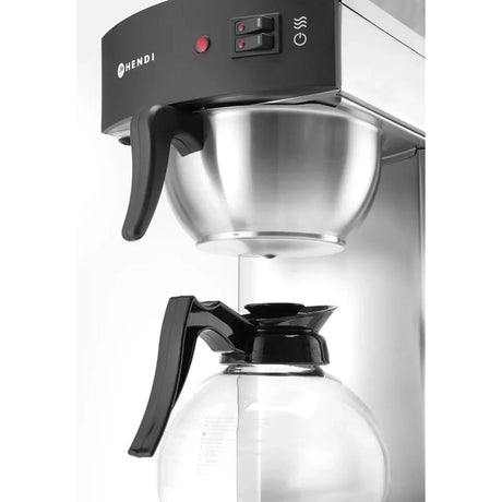 Eine Nahaufnahme der HENDI Filterkaffeemaschine - silber, die den Filterhalter aus Edelstahl, die Glaskanne, die Bedienknöpfe und das HENDI-Logo zeigt.