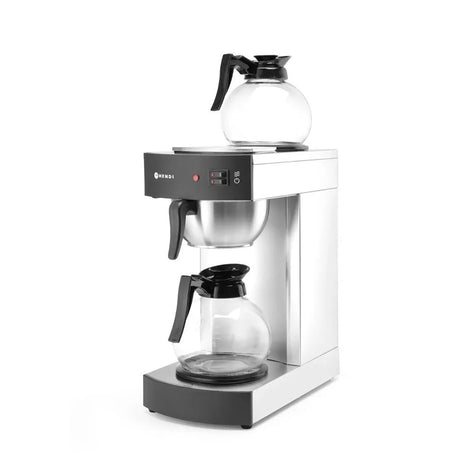 Die HENDI Filterkaffeemaschine - silber von HENDI bietet zwei Glaskannen, eine unten auf der Warmhalteplatte und eine oben, sowie schwarze Akzente und bedienfreundliche Tasten an der Front.