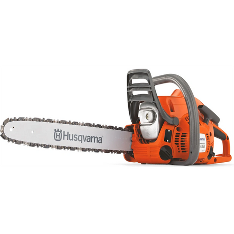 Eine leuchtend orangefarbene Husqvarna 120 Mark II (36 cm) Motorsäge mit silbernem Sägeblatt und schwarzer Kette ist auf weißem Hintergrund platziert und zeigt das Husqvarna-Logo auf dem Sägeblatt.