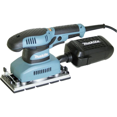 Der Makita BO3711J Schwingschleifer in Blau und Schwarz verfügt über eine rechteckige Schleifbasis, eine Staubauffangbox und wird mit dem MAKPAC Systemkoffer für bequemen Transport und Lagerung geliefert.