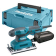 Der Makita BO3711J Schwingschleifer inkl.. MAKPAC Systemkoffer von Makita wird mit einem blaugrünen Schleifgerät, einer schwarzen Staubbox und einem passenden blaugrünen Tragekoffer mit Griff und schwarzen Verschlüssen gezeigt.