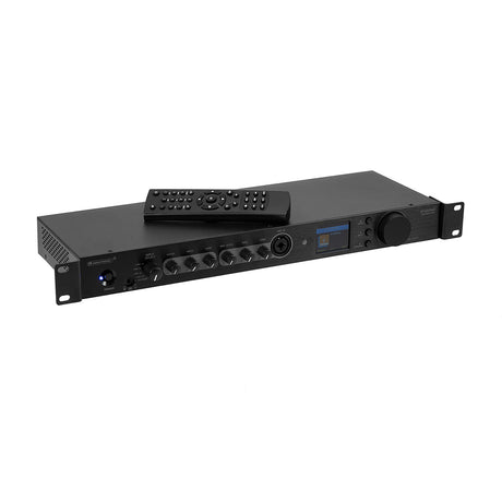 Der Omnitronic EP-220NET, ein schwarzer Vorverstärker für den Rackeinbau mit Internetradio, DAB+, Bluetooth, Reglern, Tasten, Display, I/O-Anschlüssen und einer passenden schwarzen Fernbedienung auf der Oberseite.
