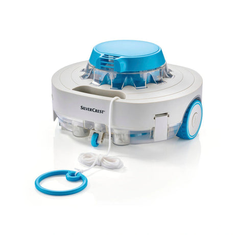 Der SILVERCREST Pool-Reinigungsroboter "SCPR 50 A1" ist ein runder, weiß-blauer kabelloser Pool-Reinigungsroboter mit einem durchsichtigen Fach, blauem Deckel, seitlichen Rädern und einer Zugschnur mit blauem Griff.
