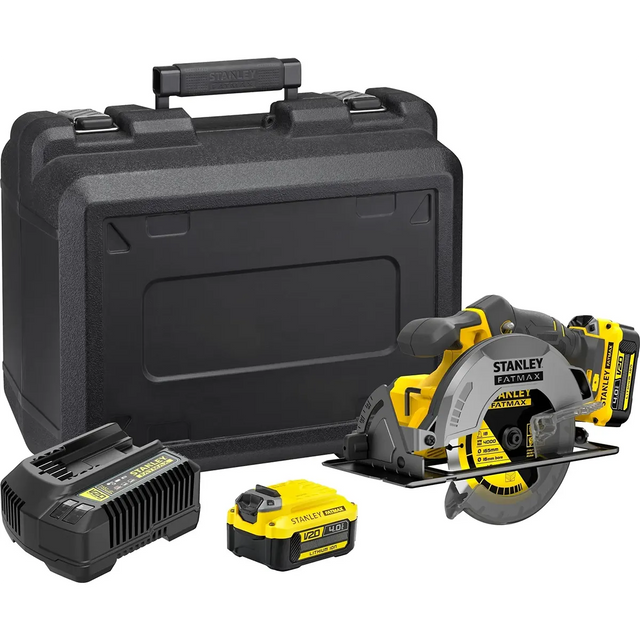 Die Stanley FATMAX V20 18V Kreissäge SFMCS500M2K von Stanley ist auf weißem Hintergrund mit schwarzem Tragekoffer, Batterieladegerät und Akku abgebildet - das ideale Elektrowerkzeug für alle Ihre Schneidanforderungen.