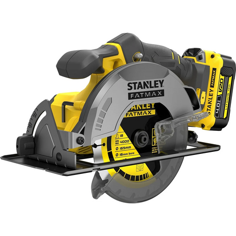 Die Stanley FATMAX V20 18V Kreissäge SFMCS500M2K von Stanley ist eine Akku-Kreissäge in Schwarz und Gelb, die schräg auf einem weißen Hintergrund abgebildet ist, wobei das Sägeblatt, der Griff, der Akku und der durchsichtige Blattschutz sichtbar sind.