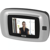Der ABUS Digitaler Türspion DTS2814rec mit Aufzeichnungsfunktion zeigt auf seinem Display eine Frau vor der Tür. Es hat einen silbernen Rahmen, eine schwarze Taste auf der rechten Seite und das ABUS-Logo unter dem Display.