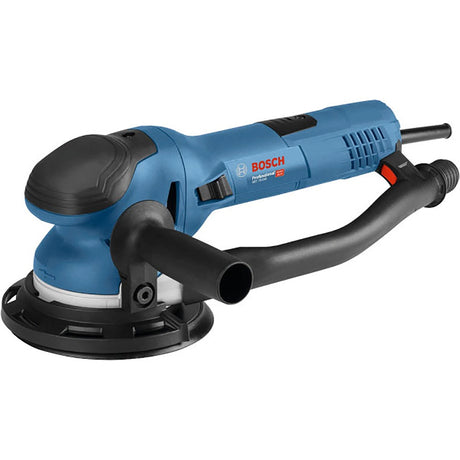 Der Bosch GET 75-150 Professional Exzenterschleifer ist ein blauer Exzenterschleifer mit schwarzem Griff und kreisförmigem Schleifpad, der für die professionelle Oberflächenbearbeitung entwickelt wurde. Er verfügt über einen seitlichen Griff für eine bessere Kontrolle.