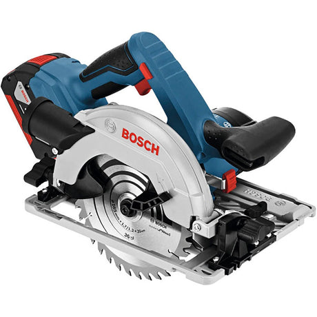 Eine Bosch GKS 18V-57 G Professional Akku-Kreissäge ohne Akku von Bosch, mit blau-schwarzem Griff, silbernem Klingenschutz und sichtbarer gezahnter Schneidklinge, konzipiert für die Verwendung mit einem Führungsschienensystem auf weißem Grund.