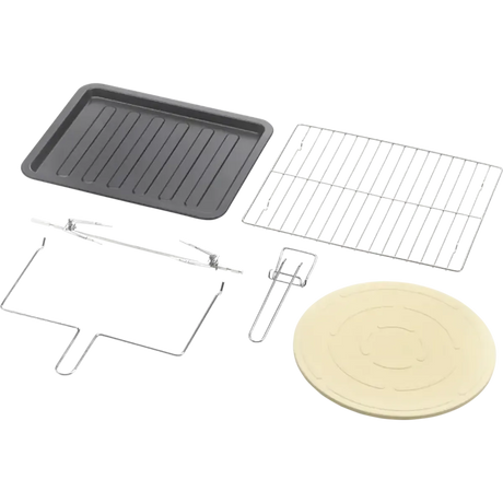 Abgebildet sind fünf Zubehörteile für den CASO TO 32 SilverStyle Backofen: ein schwarzes Backblech, ein Drahtgestell, ein runder Pizzastein, ein Grill mit Drehspieß und ein Drahtgriff - alles auf weißem Hintergrund.