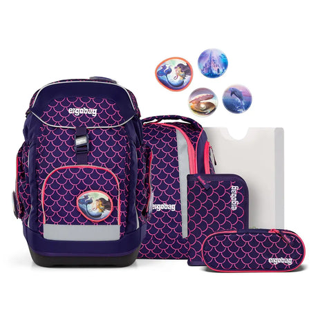 Das ergobag Maxi Set (2025) PerlentauchBär kombiniert einen ergonomischen Schulranzen, Mappen und meerjungfrauenhafte Badges im lila Schuppen-Design - alles von ergobag.