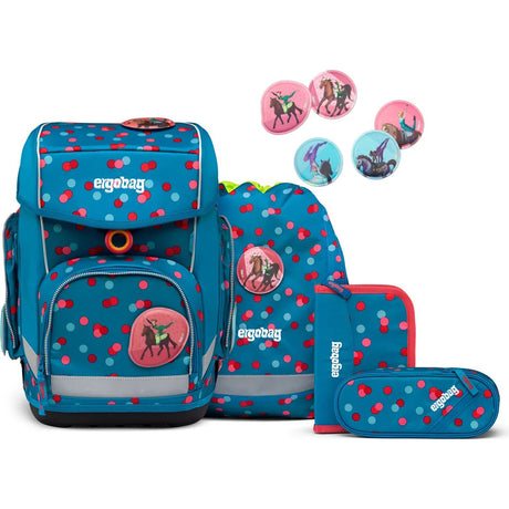 Das ergobag Cubo Set (2023) VoltiBär von ergobag in blau mit roten und weißen Punkten besteht aus einem ergonomischen Tragesystem, Rucksack, Kordelzugtasche, Federmäppchen, kleinem Etui und Einhorn-Silhouetten-Aufnäher.