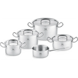 Das Fissler Original-Profi Collection Retro Topf-Set 5-teilig besteht aus fünf Edelstahltöpfen und -pfannen mit Deckeln und Griffen, darunter Stieltöpfe und Bratentöpfe. Dieses hochwertige Kochgeschirr, das in Deutschland hergestellt wird, ist perfekt für das vielseitige Kochen.