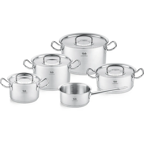 Das Fissler Original-Profi Collection Retro Topf-Set 5-teilig besteht aus fünf Edelstahltöpfen und -pfannen mit Deckeln und Griffen, darunter Stieltöpfe und Bratentöpfe. Dieses hochwertige Kochgeschirr, das in Deutschland hergestellt wird, ist perfekt für das vielseitige Kochen.
