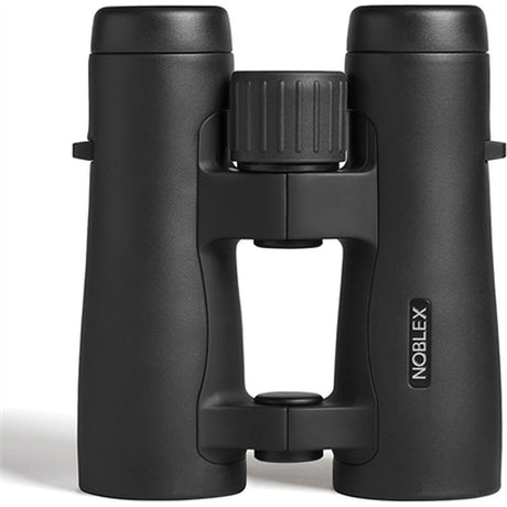 Ein Paar Noblex NF 10x42 Vector Fernglas in Schwarz mit zentralem Fokussierknopf und offenem Brückendesign, aufrecht stehend auf weißem Hintergrund. Hergestellt in Deutschland von Noblex für hervorragende Qualität und Leistung.