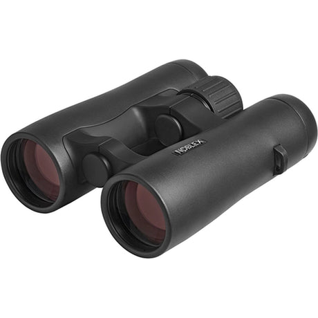 Ein schwarzes Noblex NF 10x42 Vector Fernglas mit strukturiertem Griff, großen Objektivlinsen und zentralem Fokussierknopf. Der Schriftzug Noblex" ist in weißer Farbe neben der Brücke aufgedruckt und unterstreicht die charakteristische Präzision des Fernglases.