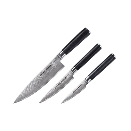 Drei Küchenmesser mit schwarzen Griffen und gemusterten silbernen Klingen, diagonal nach Größe auf Weiß angeordnet. Gefertigt aus 67-lagigem Damaststahl, ist dies das hochwertige Samura DAMASKUS 3er-Messer Set - schwarz von Samura.