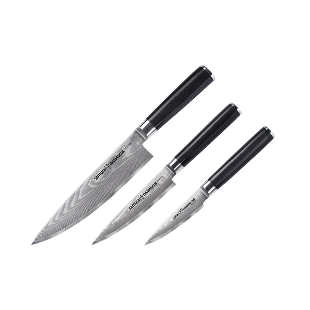 Drei Küchenmesser mit schwarzen Griffen und gemusterten silbernen Klingen, diagonal nach Größe auf Weiß angeordnet. Gefertigt aus 67-lagigem Damaststahl, ist dies das hochwertige Samura DAMASKUS 3er-Messer Set - schwarz von Samura.