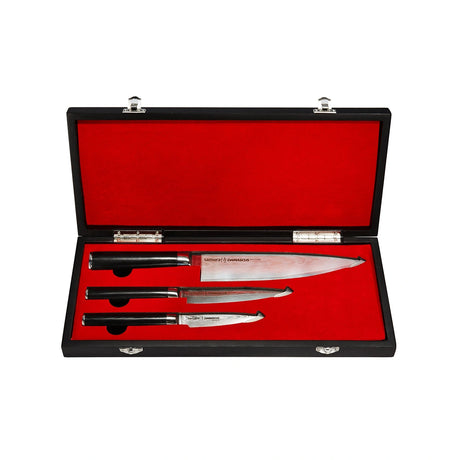 Das Samura DAMASKUS 3er-Messer Set - schwarz von Samura besteht aus drei Messern mit silbernen Klingen aus 67-lagigem Damaststahl und schwarzen Griffen, elegant präsentiert in einem schwarzen, mit rotem Samt ausgekleideten Etui.