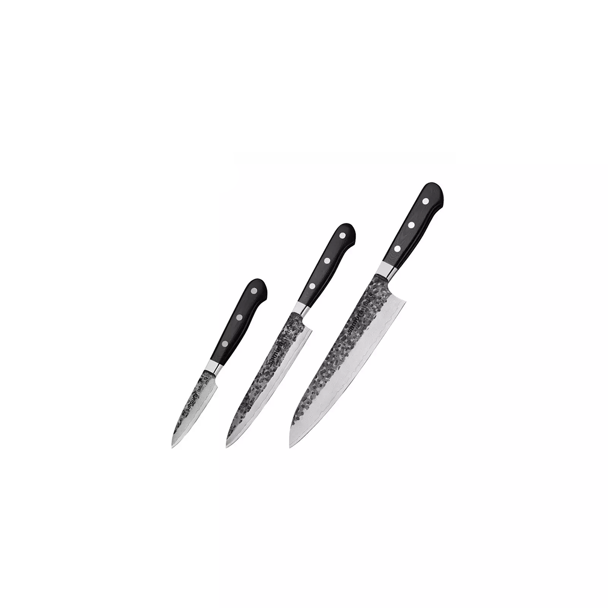 Drei Samura Pro-s Lunar Set - schwarze Küchenmesser von Samura, jeweils mit strukturierten silbernen Klingen und schwarzen Griffen, sind vom kleinsten zum größten in einer Reihe auf weißem Hintergrund angeordnet.
