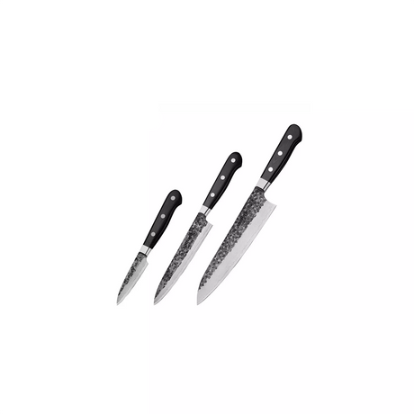 Drei Samura Pro-s Lunar Set - schwarze Küchenmesser von Samura, jeweils mit strukturierten silbernen Klingen und schwarzen Griffen, sind vom kleinsten zum größten in einer Reihe auf weißem Hintergrund angeordnet.