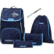 Das Schneiders Ergojet Set Space Dream von Schneiders besteht aus einem marineblauen Rucksack mit hellblauer Verzierung und Sternbildmotiv, einem passenden Kordelzugbeutel, einem Federmäppchen, einem Reißverschlussetui und einem silbernen Kugelschreiber mit Clip.