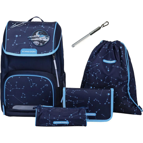 Das Schneiders Ergojet Set Space Dream von Schneiders besteht aus einem marineblauen Rucksack mit hellblauer Verzierung und Sternbildmotiv, einem passenden Kordelzugbeutel, einem Federmäppchen, einem Reißverschlussetui und einem silbernen Kugelschreiber mit Clip.