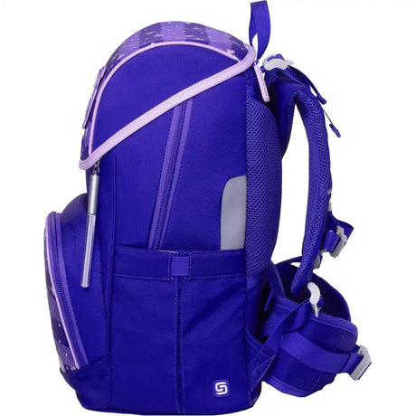 Seitenansicht des Schneiders Ergojet Set Blissy Butterfly Schulranzen, eine ergonomische lilafarbene Tasche mit hellrosa Akzenten, ideal für Grundschüler; Stift in der Seitentasche verstaut.