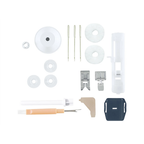 Ein Set von SINGER-Zubehör für die Nähmaschine "660L Serenade" - Nadeln, Spulen, Spulenkappen, Nähfüße, Nahttrenner, Knopflochfuß, Schraubendreher und schwarzes Etui - sind übersichtlich auf weißem Hintergrund angeordnet.