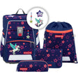Das Step by Step Space Set Shine Pegasus Night Nuala ist ein marineblauer 20-Liter-Schulrucksack mit rosafarbenen Sternen und Einhornmotiv, plus Kordelzugtasche, Federmäppchen, Portemonnaie und Stern-Schlüsselanhänger - alles mit MAGIC MAGS und Step by Step-Labels.