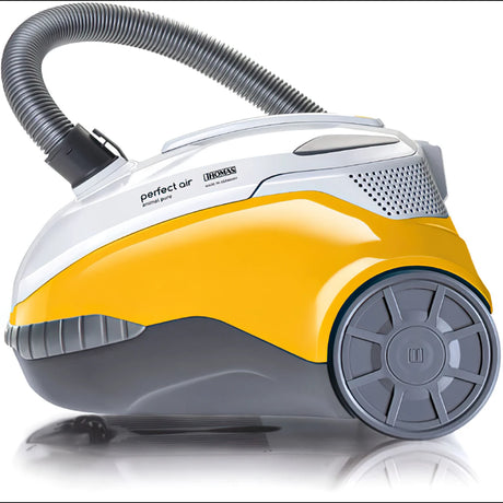 Der THOMAS Perfect Air Animal pure Staubsauger in Gelb und Weiß verfügt über große graue Räder und einen flexiblen grauen Schlauch - ideal zum effizienten Entfernen von Tierhaaren.