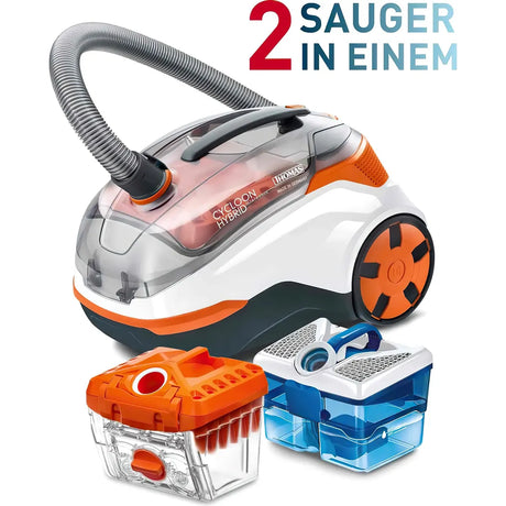 Der THOMAS Cycloon Hybrid Pet & Friends - orange ist ein kompakter Staubsauger mit orangen und grauen Akzenten, einem flexiblen Schlauch und zwei herausnehmbaren Filterbehältern - einer orangen und einer blauen AQUA-Filterbox. "2 Sauger in einem" bedeutet 2 Staubsauger in einem.