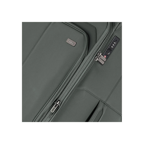 Nahaufnahme eines olivgrünen Travelite Priima 4-Rollen-Trolleys L (79 cm) mit Reißverschluss, eingebautem TSA-Zahlenschloss, zwei Reißverschlussfächern und einem kleinen Metall-Logoschild mit dem Travelite-Markennamen.