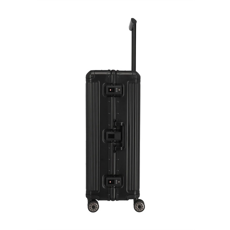 Der Travelite Next 2.0 4-Rollen-Trolley L (77 cm, Schwarz) von Travelite ist ein schwarzer Aluminium-Hartschalenkoffer mit vertikalen Rillen, zwei TSA-Schlössern, vier Rollen und einem verlängerten Teleskopgriff, hier aufrecht in der Seitenansicht.