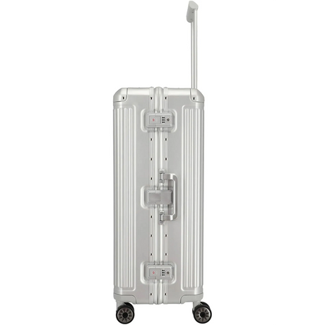 Der Travelite Next 4-Rollen-Trolley L (77 cm, Silber) von Travelite verfügt über vertikale Rillen, vier Rollen und einen verlängerten Griff, der von der Seite betrachtet werden kann.