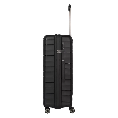 Das schwarze Travelite Mooby Trolley-Set 3tlg (S/M/L) von Travelite steht aufrecht mit ausgezogenem Griff und vier Rollen. Das TSA-Zahlenschloss macht dieses Kofferset ideal für stilvolles und sicheres Reisen.