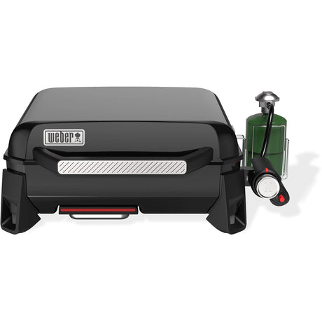 Der Weber SLATE GP 43 cm Premium Plancha ist ein schwarzer tragbarer Gasgrill mit einem kompakten grünen Propantank auf der rechten Seite, der eine 43 cm große Grillfläche bietet - ideal für Outdoor-Abenteuer.