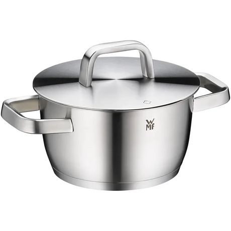 Der WMF Fleischtopf Iconic 18 cm aus Cromargan Edelstahl überzeugt mit zeitlosem Design, breiten stabilen Griffen und Deckel. Das WMF Logo ist sichtbar. Für Induktion geeignet.