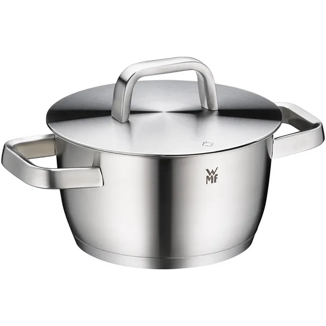 Der WMF Fleischtopf Iconic 18 cm aus Cromargan Edelstahl überzeugt mit zeitlosem Design, breiten stabilen Griffen und Deckel. Das WMF Logo ist sichtbar. Für Induktion geeignet.