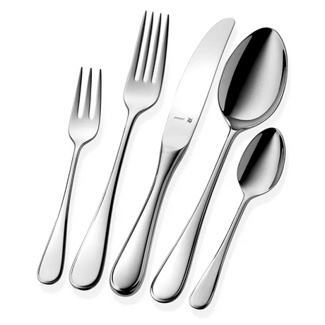 Fünf glänzende Cromargan Edelstahl Utensilien - Salatgabel, Tafelgabel, Tafelmesser, Esslöffel und Teelöffel - aus dem WMF Kent Besteckset 66-teilig von WMF sind übersichtlich auf weißem Hintergrund angeordnet.