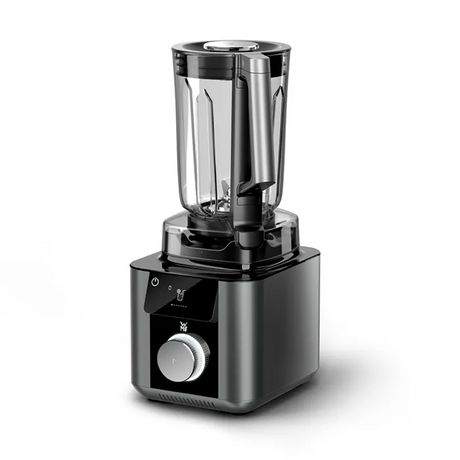 Der WMF Master Hochleistungsmixer - grau von WMF verfügt über einen stabilen Standfuß, ein digitales Display, einen Bedienknopf und einen transparenten Krug - ideal für Smoothies - isoliert auf weißem Hintergrund dargestellt.