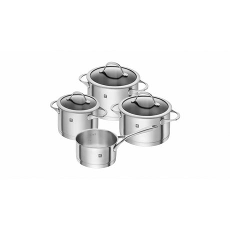 Das ZWILLING Essence Kochgeschirrset 4-teilig von Zwilling ist ein Edelstahl-Kochgeschirrset mit vier Töpfen mit Deckeln - drei Suppentöpfen und einer Stielkasserolle, alle mit Griffen, auf weißem Grund und induktionsfähig.