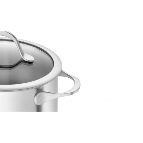 Nahaufnahme eines Zwilling Essence Kochgeschirrset 4-teilig aus Edelstahl mit Glasdeckel und Metallgriffen, dargestellt auf weißem Hintergrund. Nur ein Teil dieses induktionsgeeigneten Kochgeschirrs von Zwilling ist sichtbar.