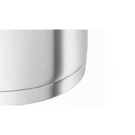 Nahaufnahme der Unterkante eines Zwilling Essence Kochgeschirrset 4-teilig von Zwilling mit glatter, gebürsteter Edelstahloberfläche mit reflektierendem Finish; induktionsgeeignet.